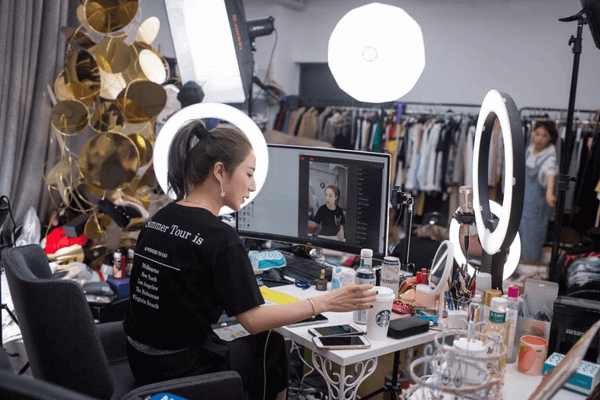 Bán hàng thông qua việc livestream trên Facebook giúp khách hàng quan sát sản phẩm rõ ràng.