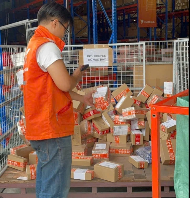 Hàng loạt chủ shop bị lỗ đơn hàng bị Shopee bất ngờ tăng phí - Ảnh 1.