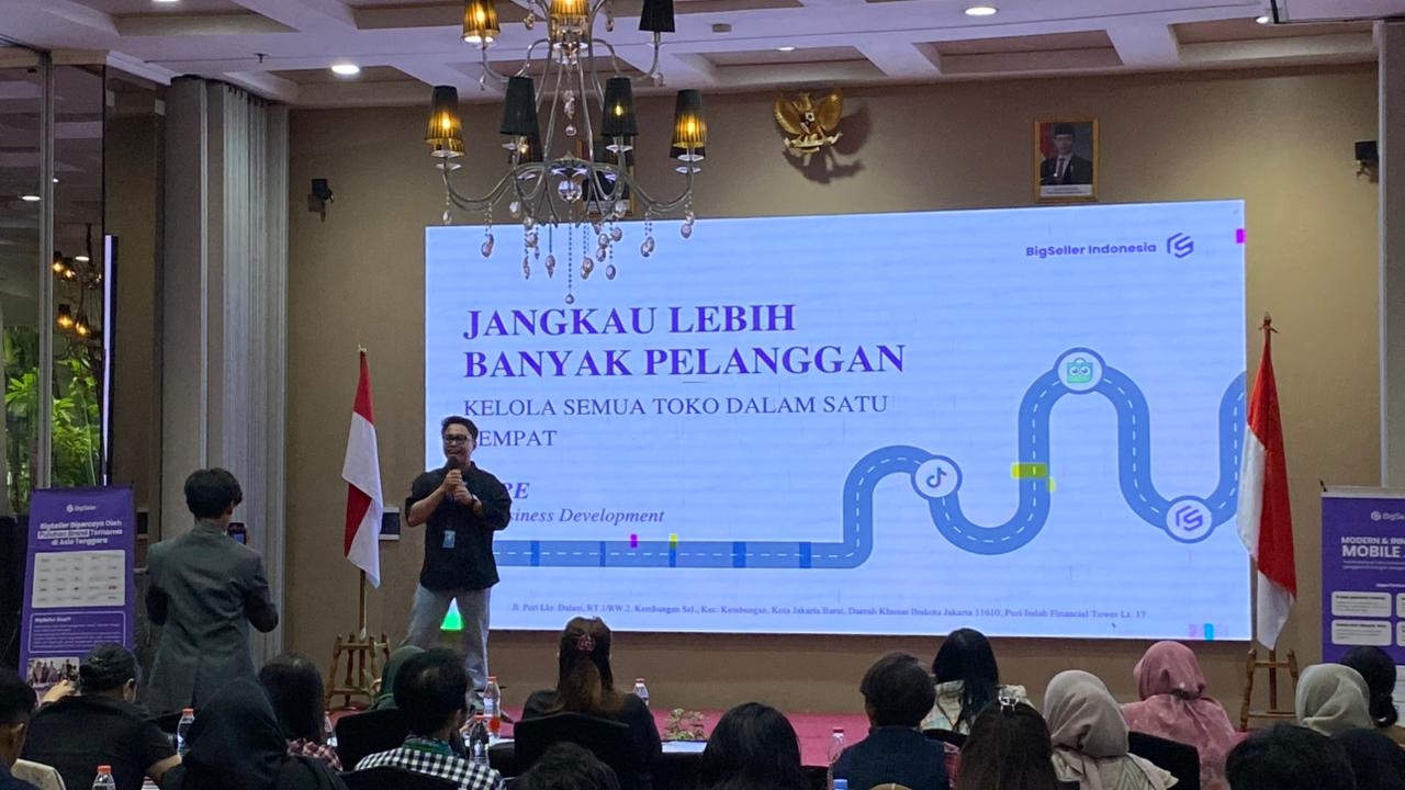 SEO (Search Engine Optimization) Writer dengan pengalaman menulis lebih dari 4 tahun. Sepanjang perjalanan kariernya, Adinda secara konsisten menghadirkan strategi konten dan target menggunakan SEO yang tepat sasaran, baik untuk pelaku UMKM maupun nama brand yang ingin meningkatkan visibilitas digital seller.